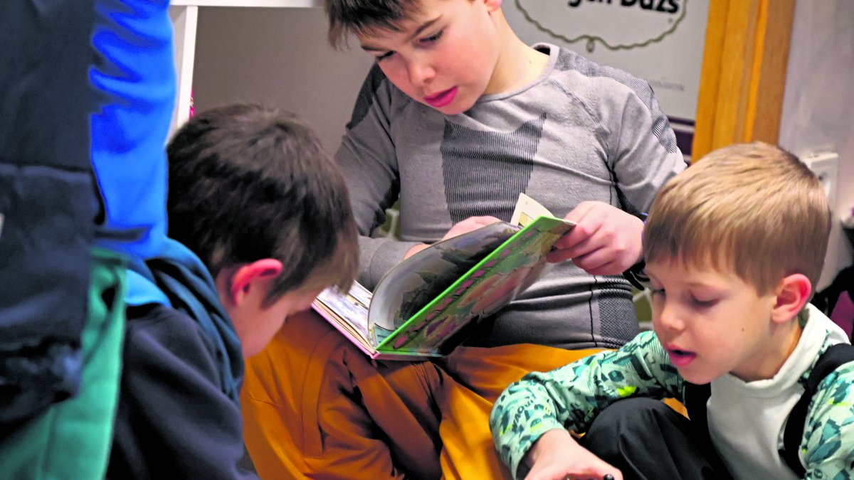 Uns infants jugant al nou espai d’esbarjo a la Cortinada.