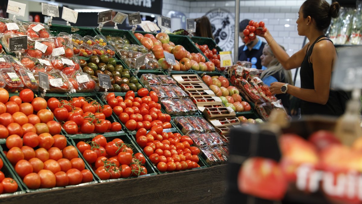 Una estantaria d’un súper amb verdures.