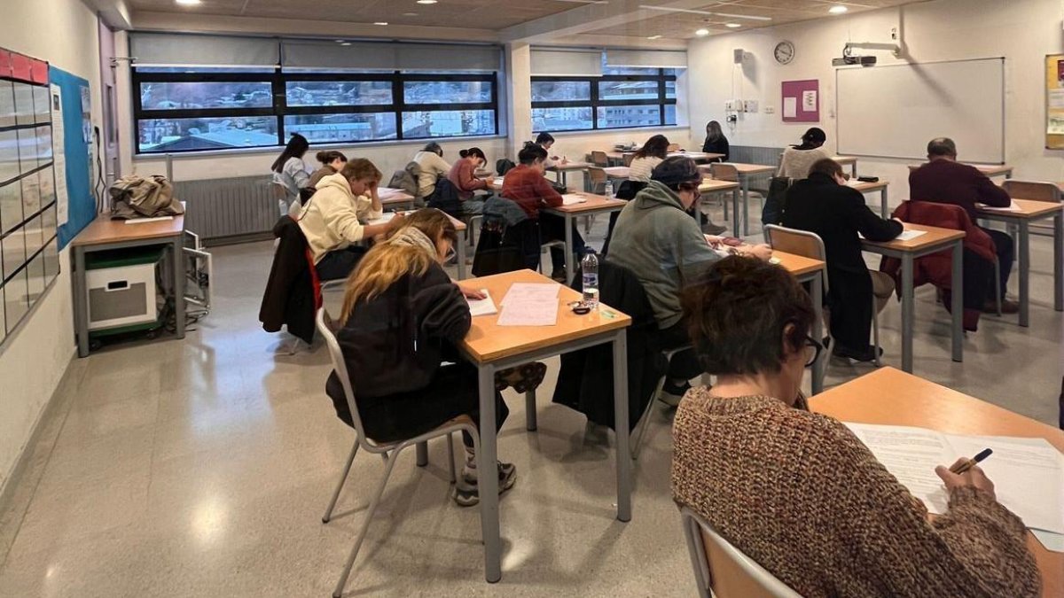 Alumnes fent l’examen de català, ahir.