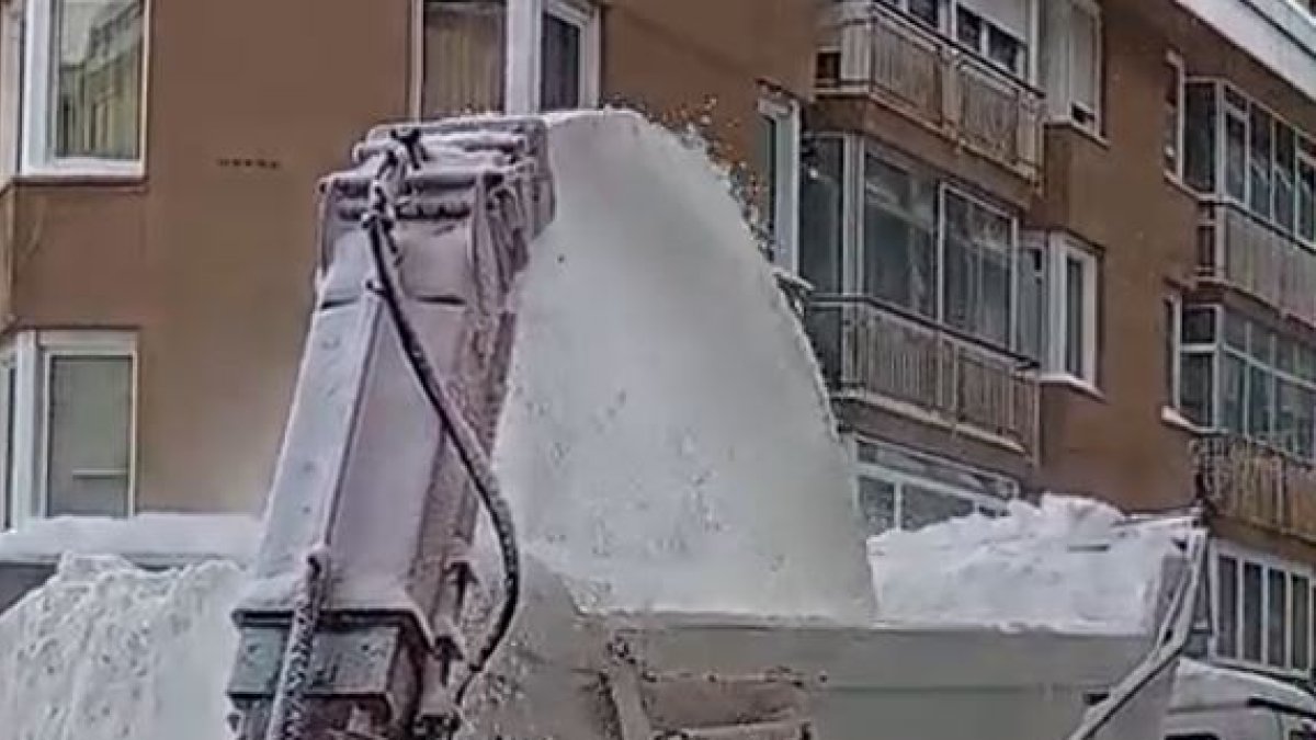 Màquines retirant neu als carrers del Pas de la Casa avui dilluns