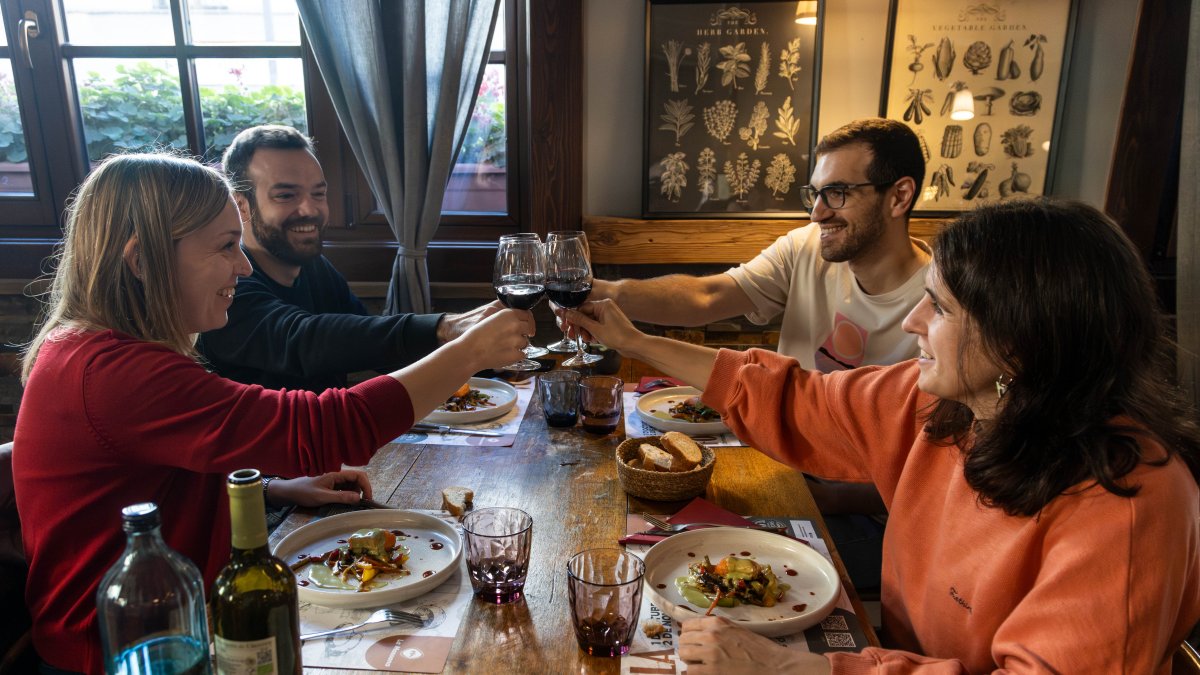 Diverses persones brinden a una edició de les Jornades de Cuina d'Hivern a l'hostal Palancas de la Massana.