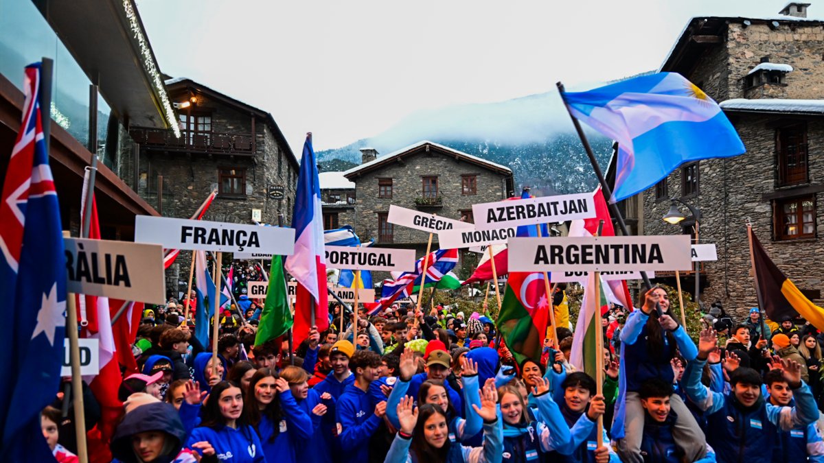 Els joves esquiadors durant la inauguració del Trofeu Borrufa aquesta tarda.