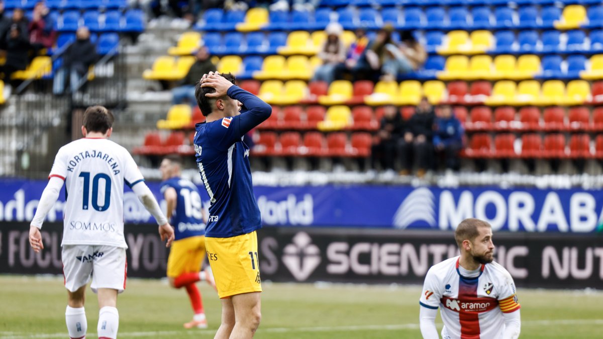 Lautaro es lamenta d’una ocasió davant l’Osca.