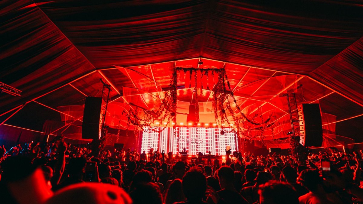 El festival destaca per les posades en escena.