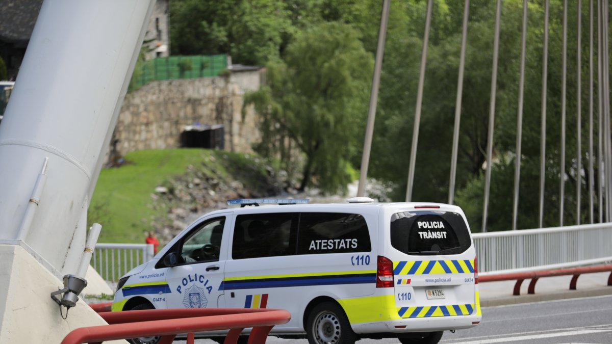 Control policial

Policia i bombers activen la busqueda d'un operari que treballava al projecte caldes i que en perdre el coneixement i carure al riu mor obligatòriament a causa dels cops que reb
Foto: Fernando Galindo