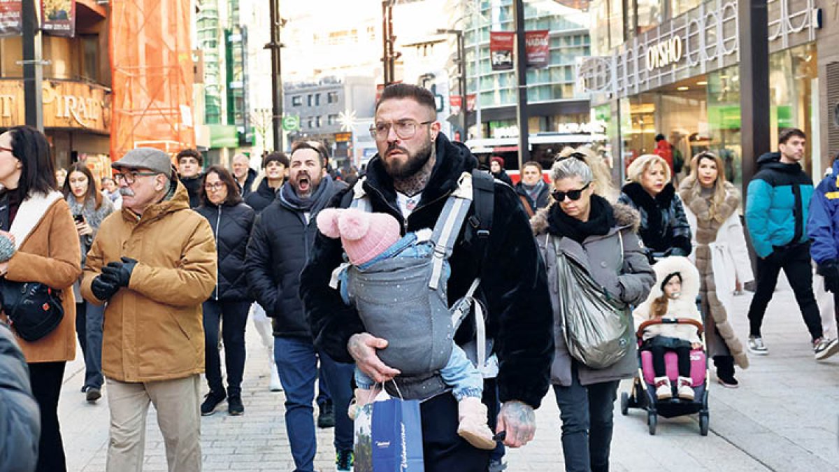 Gent passejant pel centre.