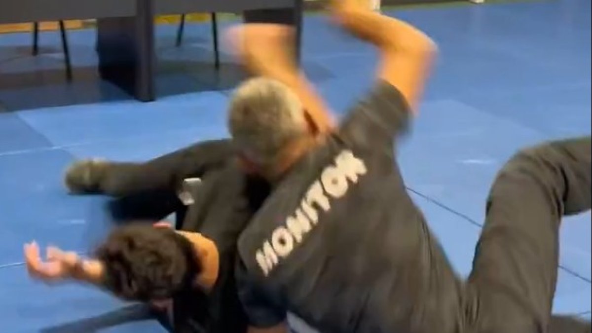 La policia formant els agents de duanes.