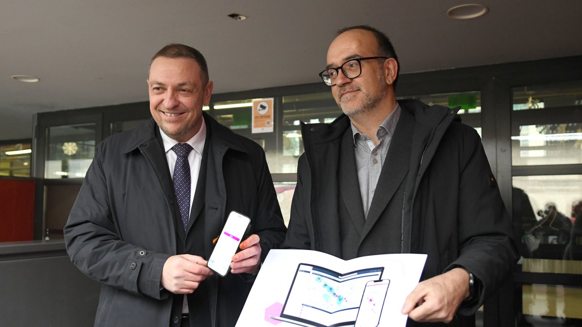 Josep Anton Bardina i Albert Maluquer han presentat la plataforma de seguiment del transport escolar a Andorra