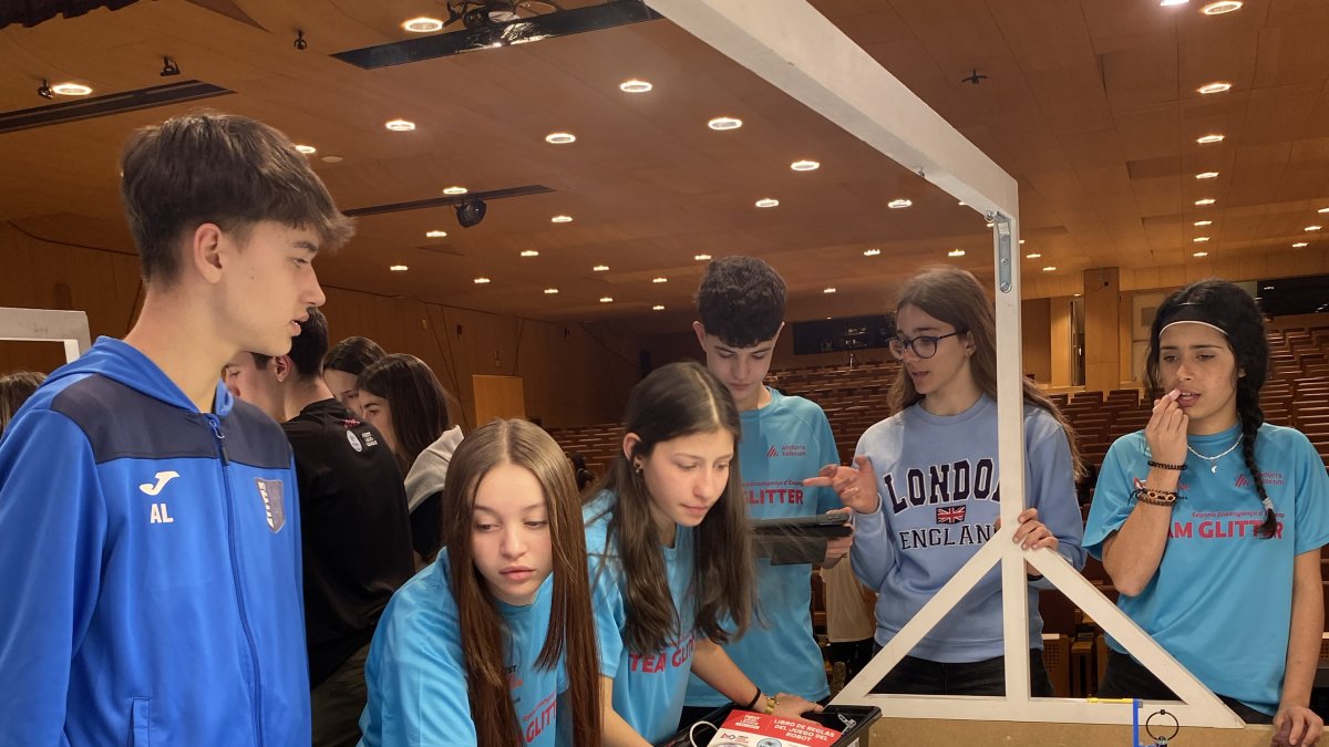 Diversos alumnes de les escoles andorranes durant un moment de la First Lego League