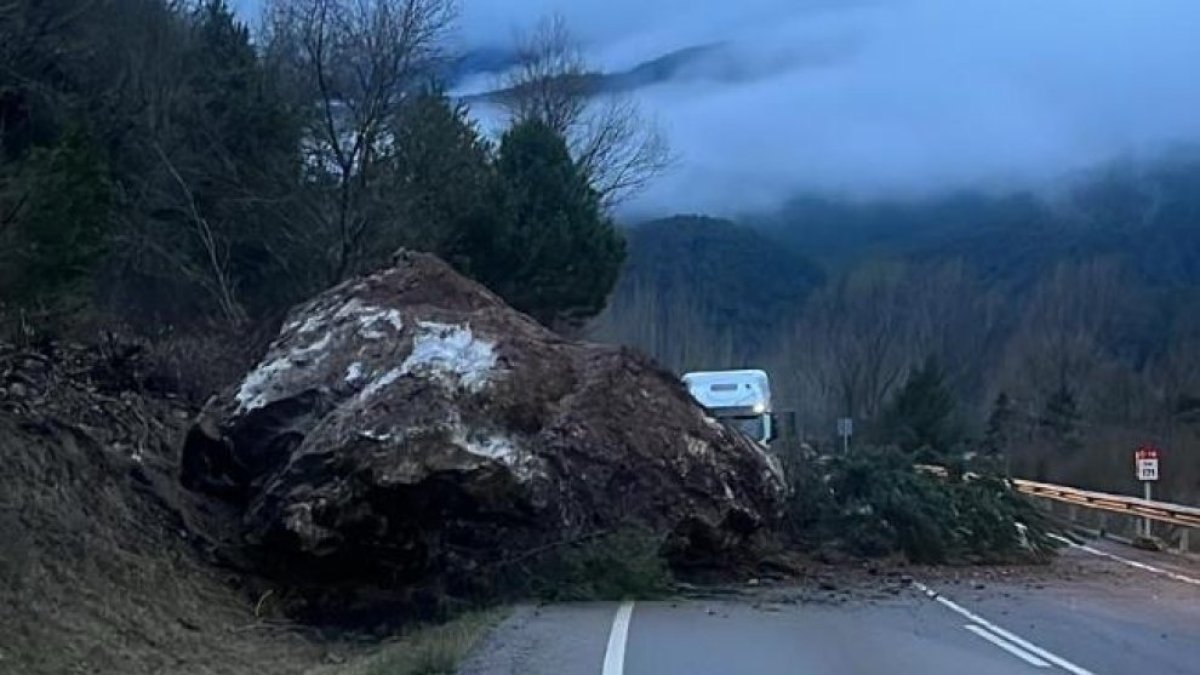 Esllavissada de roca a la C-14 als Hostalets de Tost.