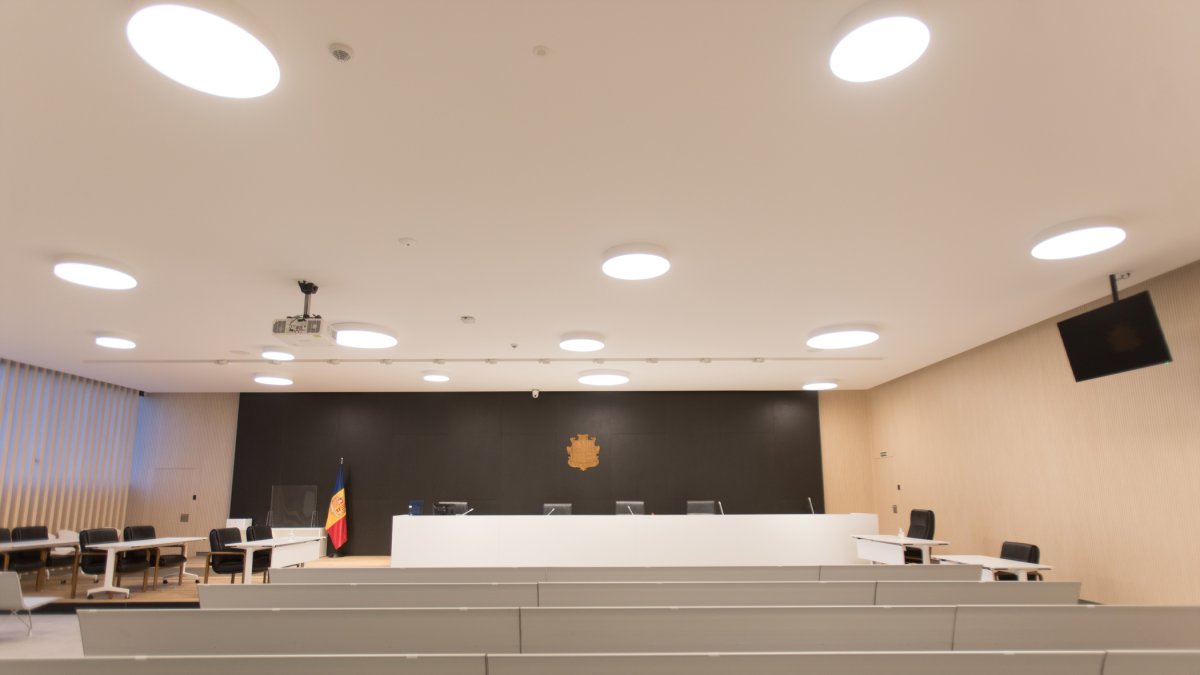 Una de les sales de vistes de la seu de la Justícia.