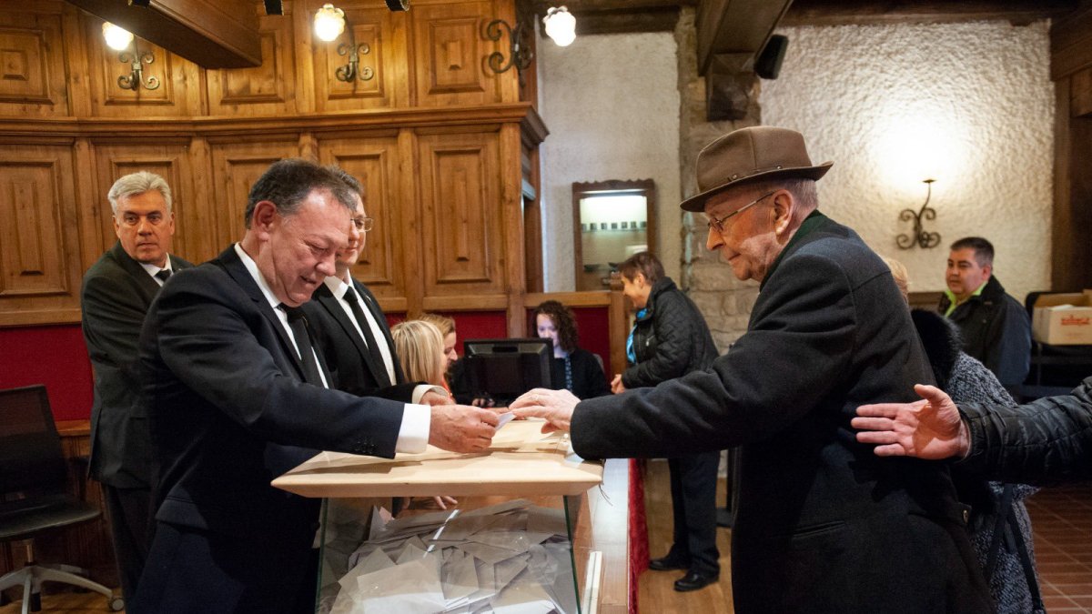 L’empresari Joan Pujol Areny, votant.