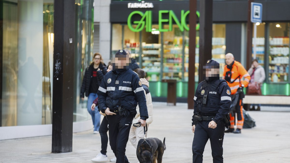 Dos agents de la policia.