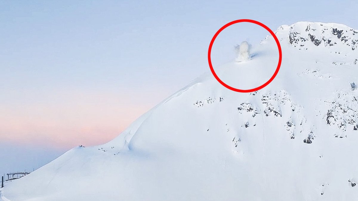 Els dos esquiadors i l’explosió controlada que provoca l’allau.