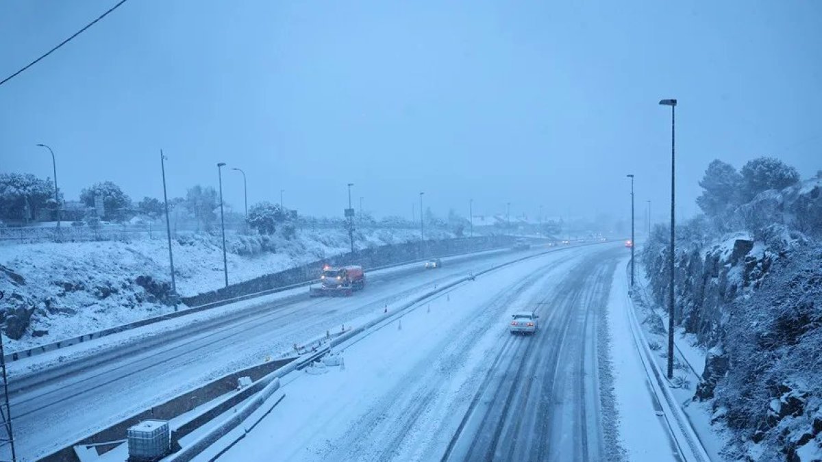 Carretera nevada a la Serra de Madrid per la borrasca Kristin.
