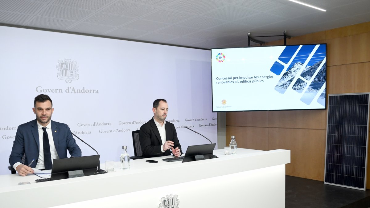 El secretari d’Estat de Transició Energètica, Transports i Mobilitat, David Forné, i el director d’Energia i Transports, Carles Miquel, durant la roda de premsa.