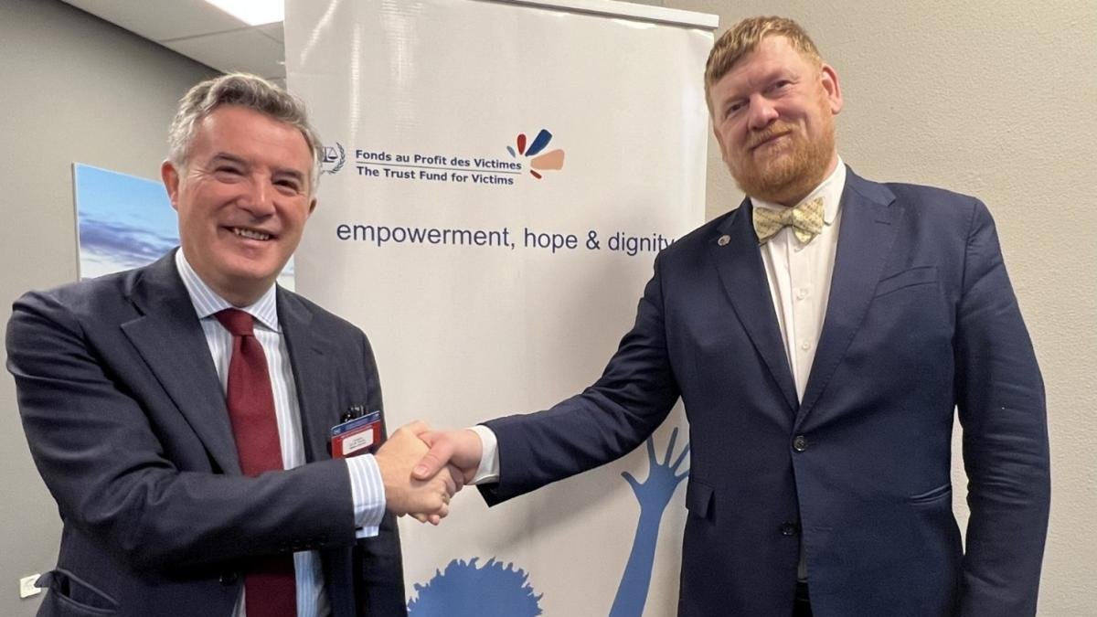 Vicenç Mateu Zamora, ambaixador d'Andorra  davant l'UE a Bèlgica, Holanda i Luxemburg amb Andrés Parmas, president del Consell d'Administració de l'FTV, durant una trobada a l'Haya.