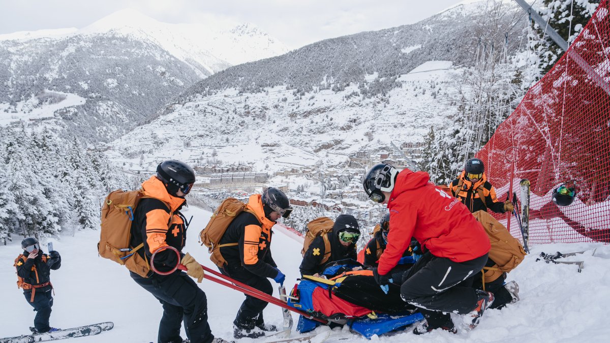 Simulacre de rescat a la pista Àguila, del Tarter, per prerar-se per la Copa del Món femenina.
