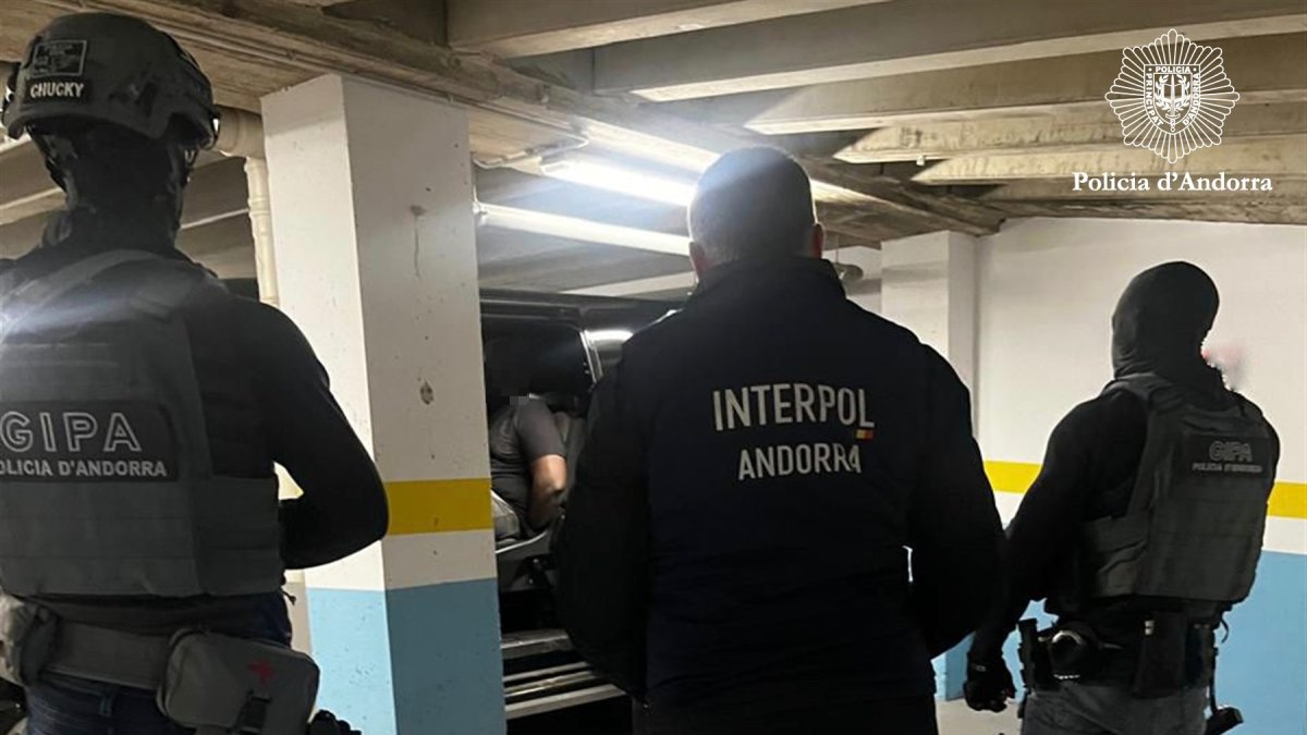 Un moment de la detenció a Andorra de la parella buscada a França .