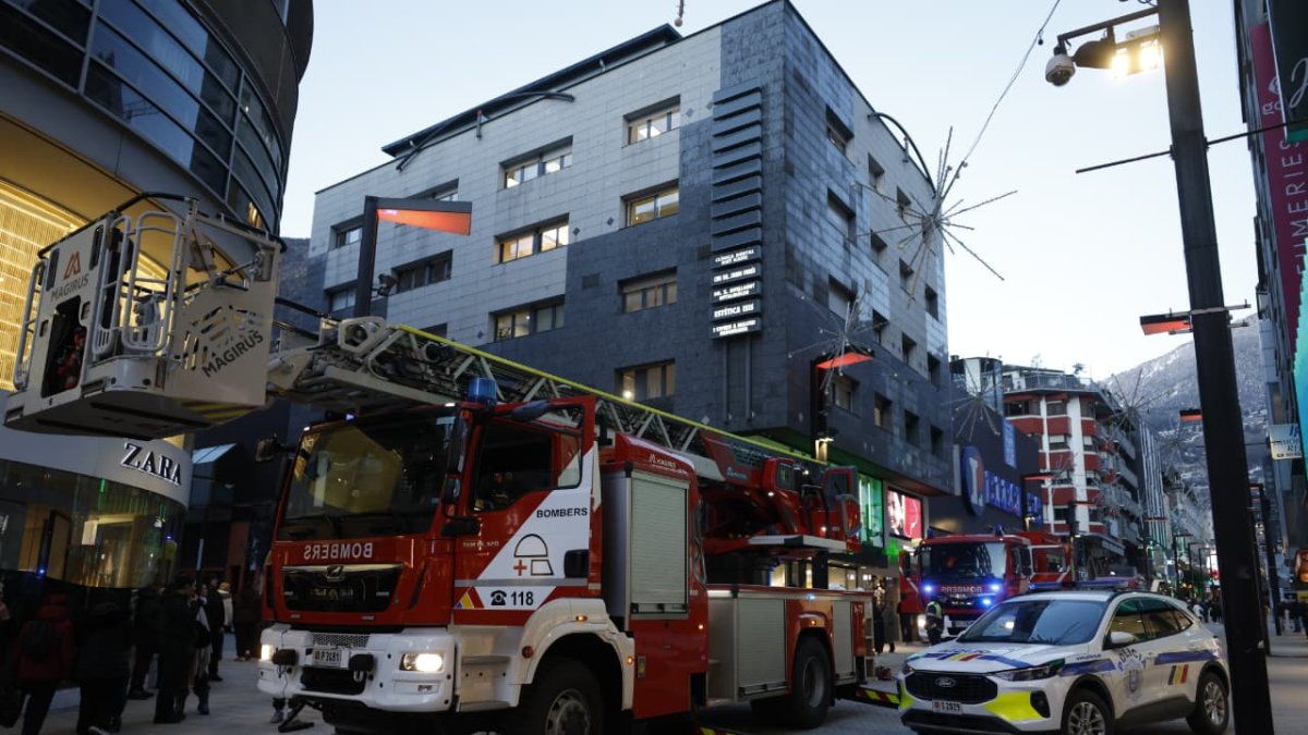 Dos camions de bombers i un cotxe de policia a l'avinguda Meritxell per l'incendi d'aquesta tarda.