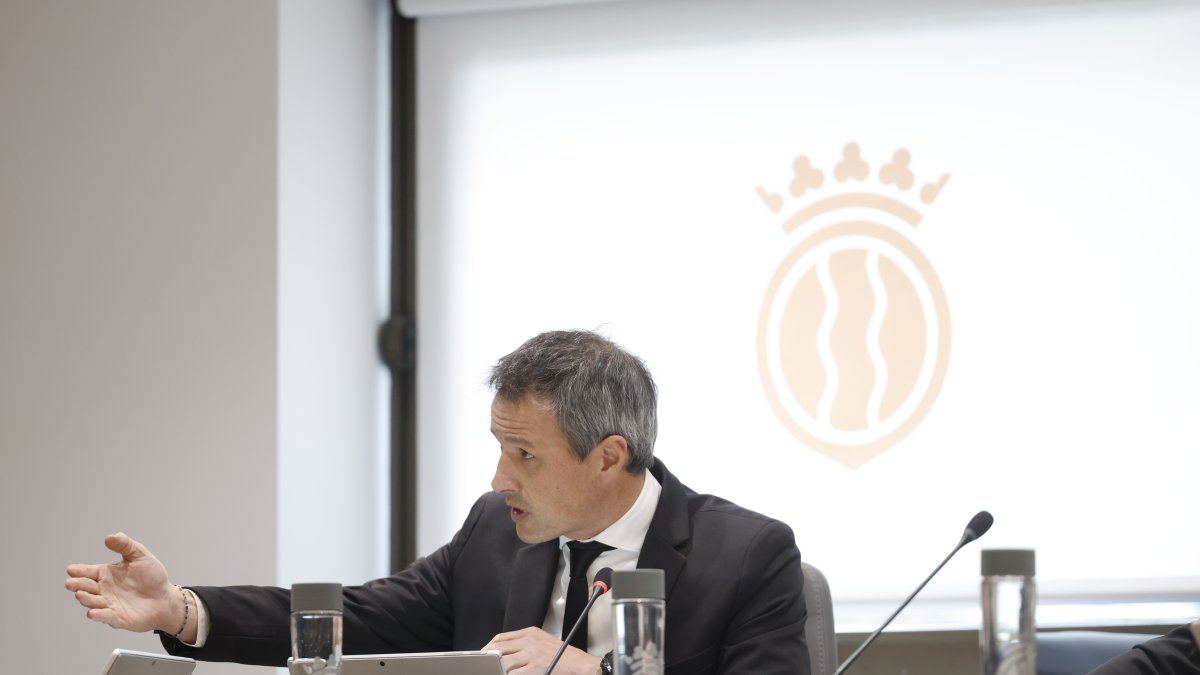 El conseller demòcrata David Astrié en la sessió de comú d'Andorra la Vella on ha alertat del sobrecost de la plaça del Poble