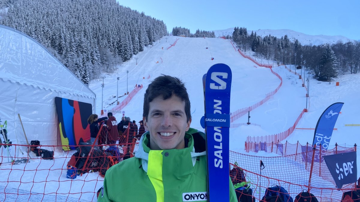 Roger Puig celebrant la vuitena posició a Meribel, a França.