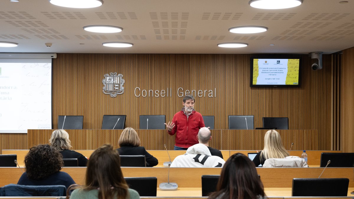 L'inici de la segona edició del curs de l'UdA que s'imparteix al Consell General.