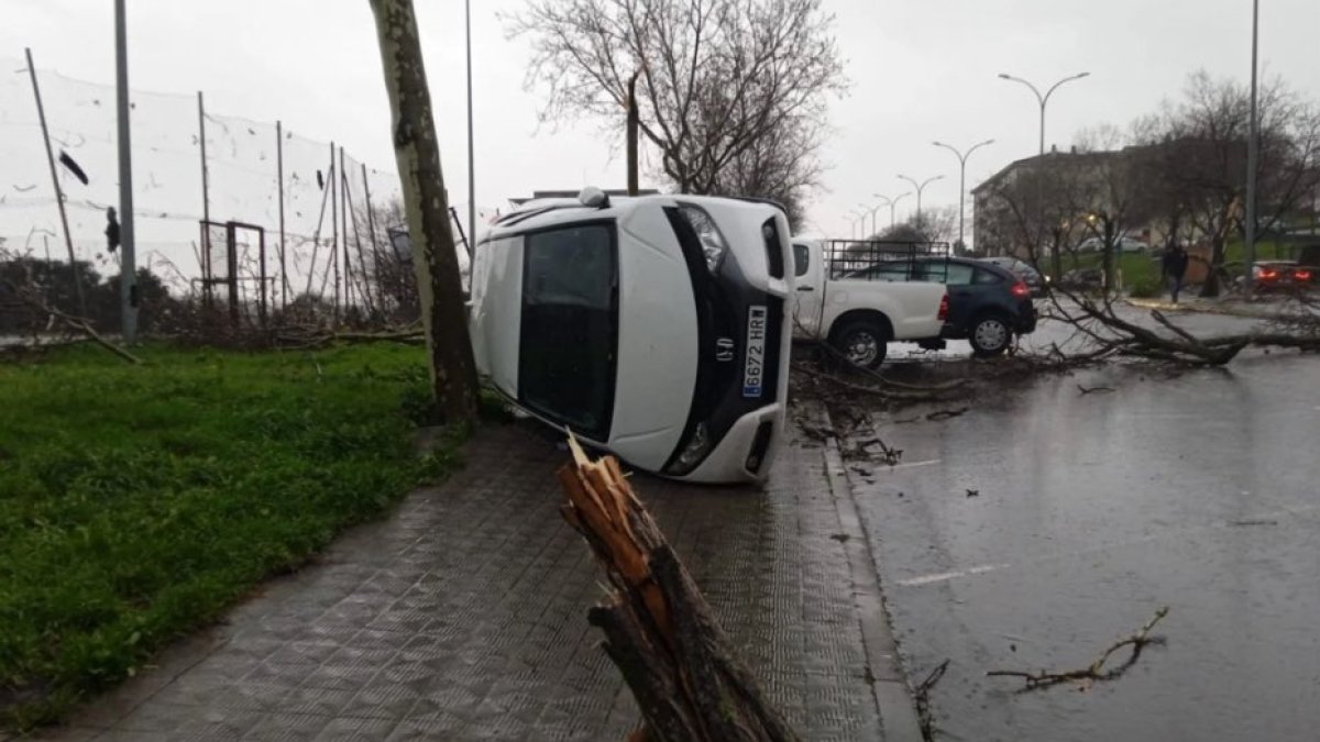 Un tornado provoca destrosses a Plasència.