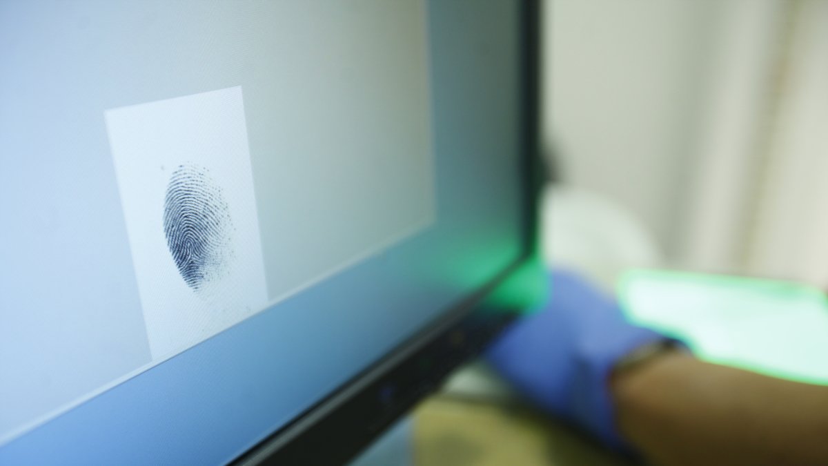 Una empremta dactilar registrada en una pantalla.