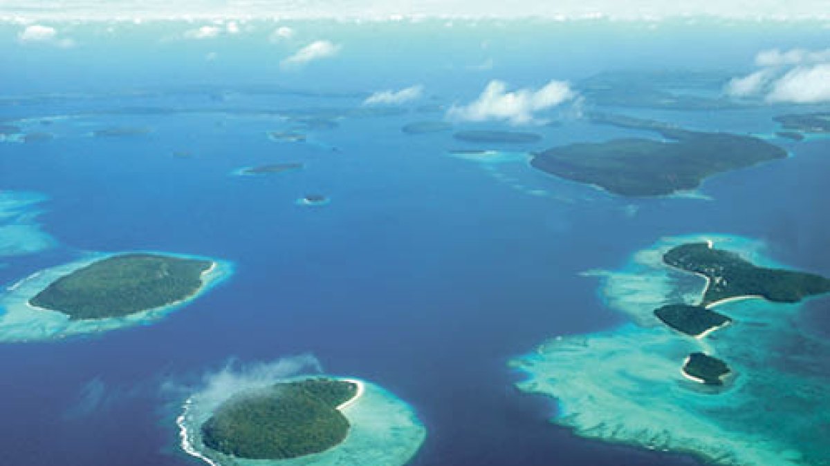 La major part de les illes de l’arxipèlag són d'origen coral·lí.