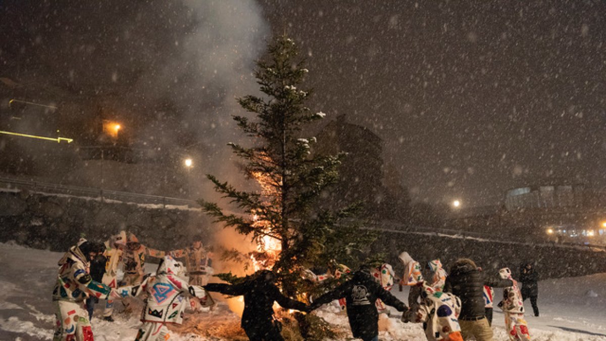 Veïns i visitants de Canillo celebrant la Crema de Mai.
