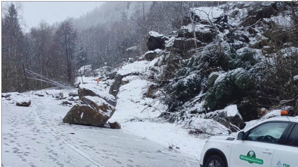 Pedres a la carretera entre Merens i l'Ospitalet