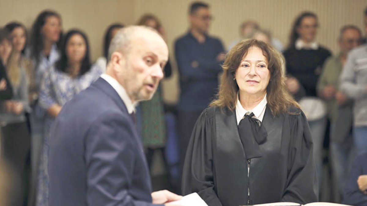 La presidenta de Corts, Núria García Val, davant del president del CSJ, Josep Maria Rossell.