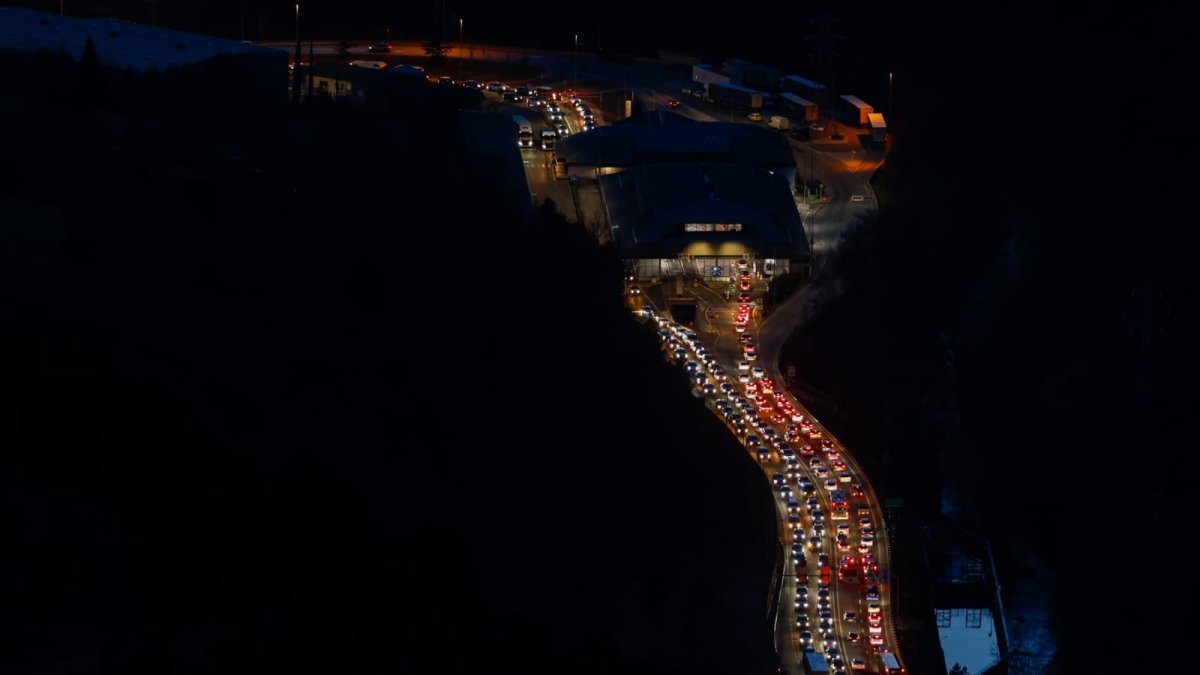Cues de vehicles per entrar i sortir d’Andorra.