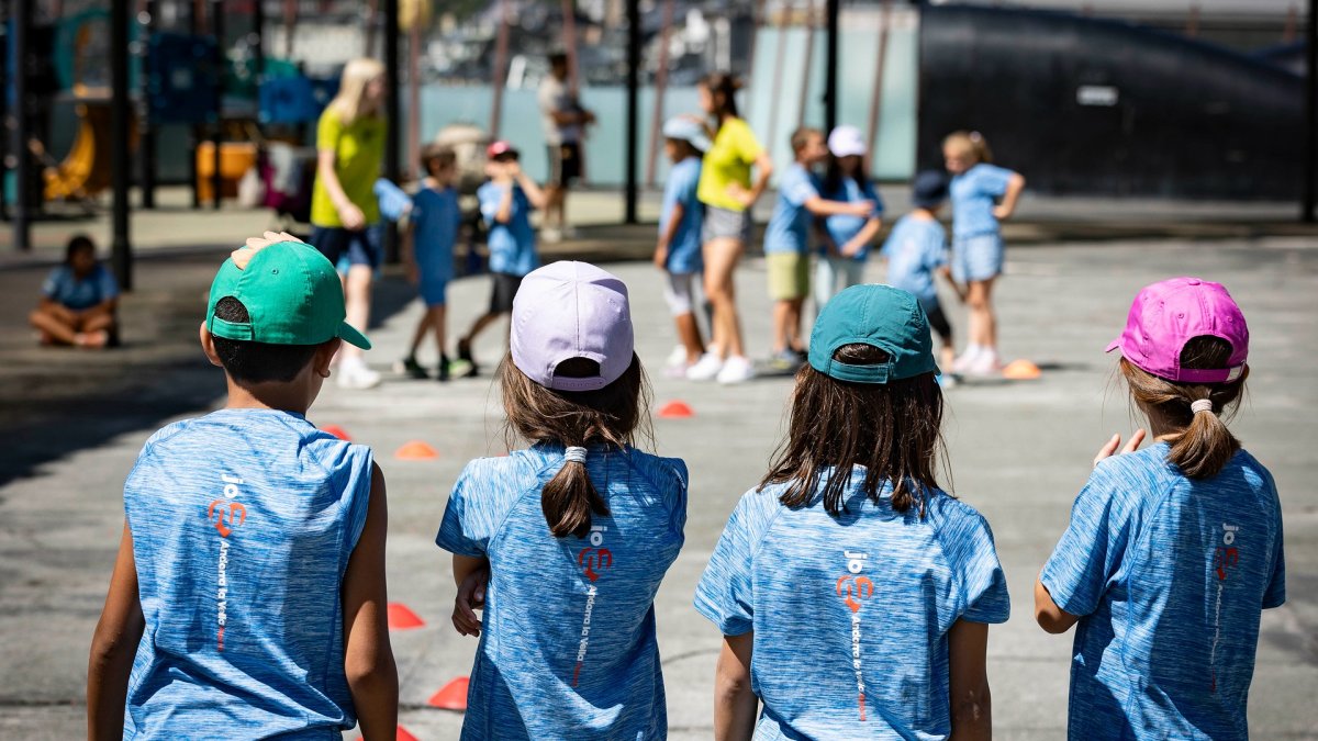 Infants practicant activitats esportives i de lleure.