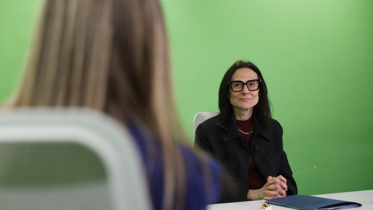 La ministra Molné al plató de Diari TV.