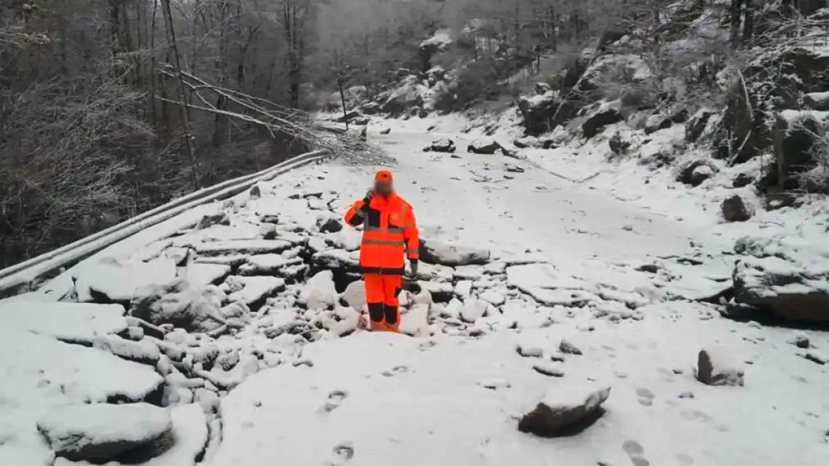 Un treballador al lloc de l’esllavissada.
