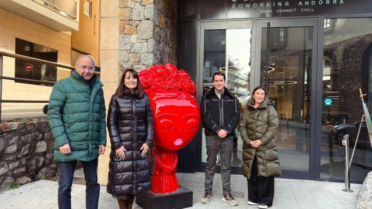 El fundador del grup Bomosa, Turi Mora, amb l'escultura de Frida Kahlo, junt amb la Ministra Bonell, el Sr Marc Taló i la presidenta de la Fundació, Mercè Miguel.