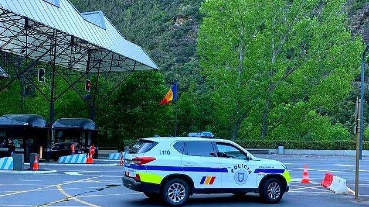 La policia a la frontera del riu Runer.