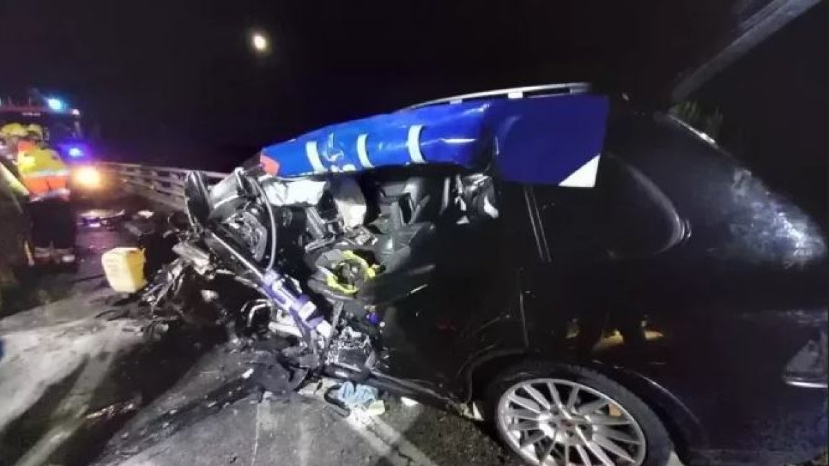 El Porsche Cayenne destrossat pel sinistre.