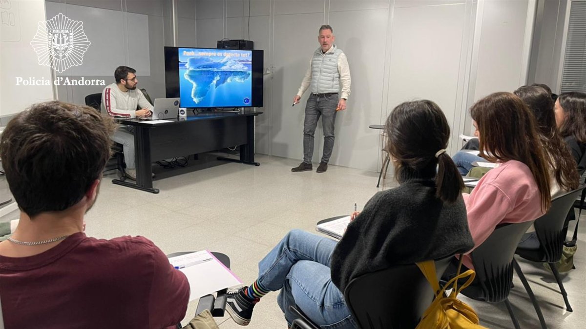 Sessió de formació de la policia en violència digital envers les dones als tècnics d'Igualtat