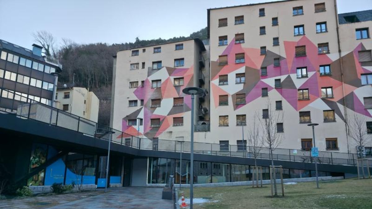 Els locals situats a la plaça de l'església d'Escaldes.