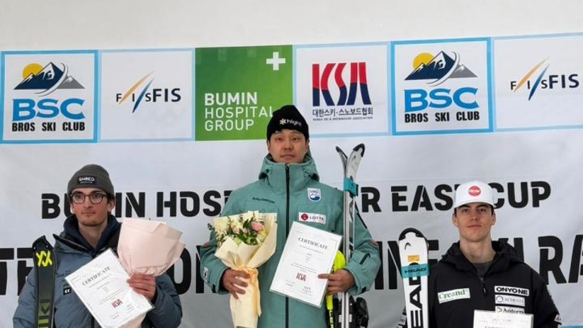 Xavi Cornella, a la dreta, al podi de la Far East Cup d’Alpensia.