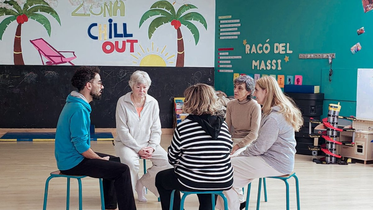 Diverses persones a l'espai de suport emocional 'La Balma, que es realitza cada 15 díes.