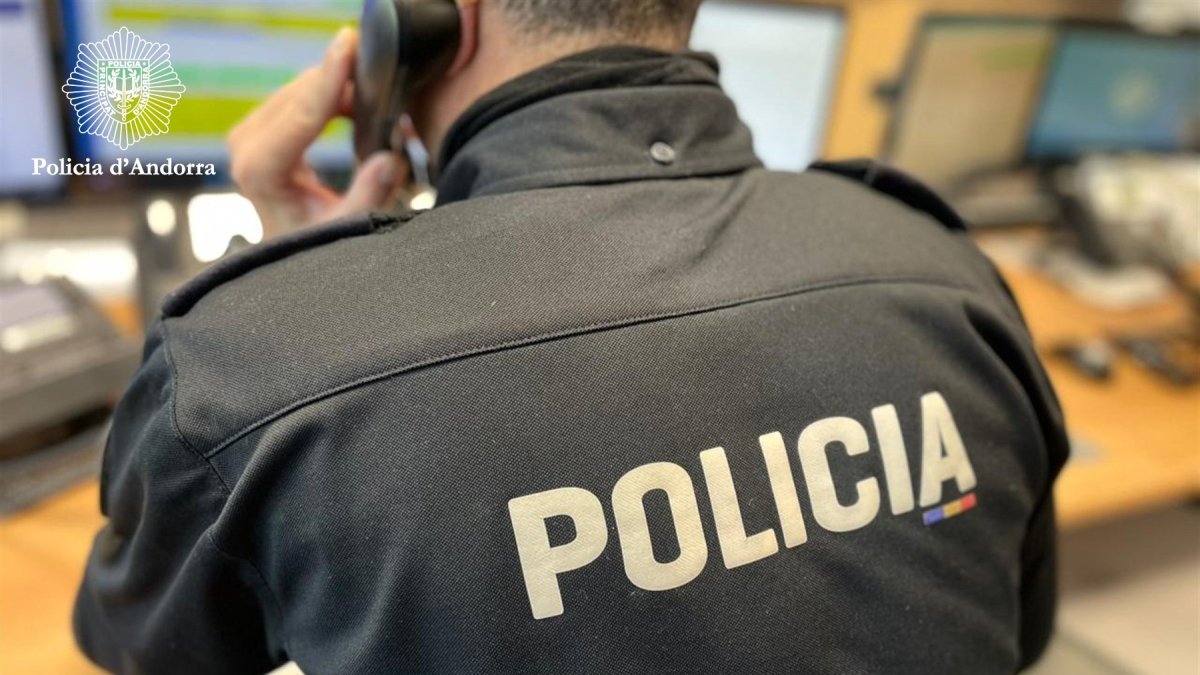 Un agent de la policia.