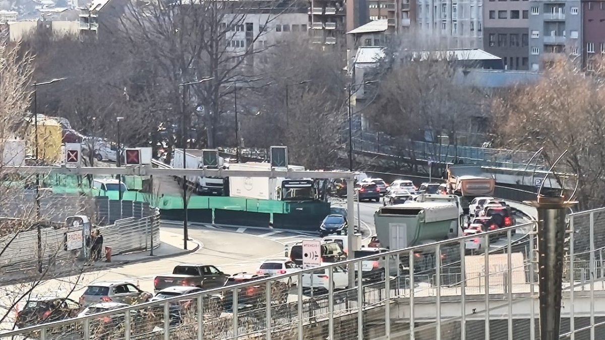 Retencions a l'avinguda Salou per un xoc frontal entre dos vehicles.