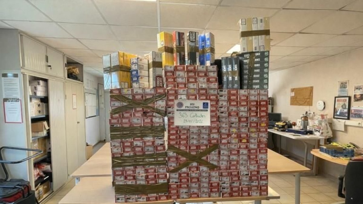 Els 363 cartutxos de cigarretes de contraban procedents d’Andorra.