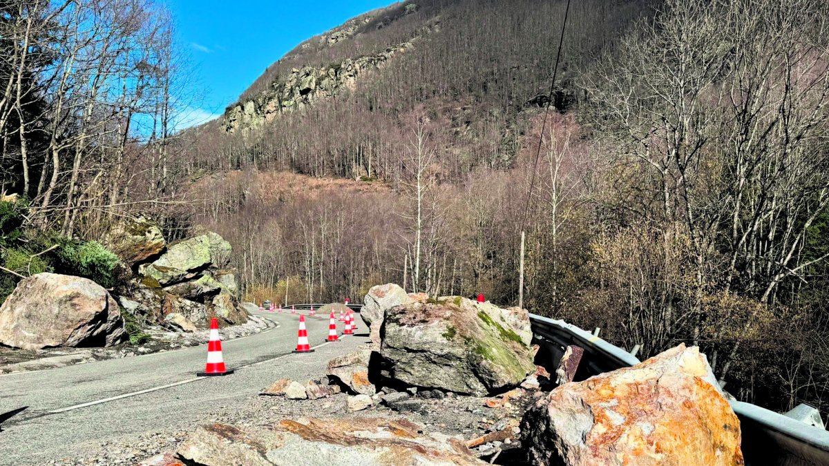 Pedres al mig de la carretera d’accés al Pas de la Casa des de França.
