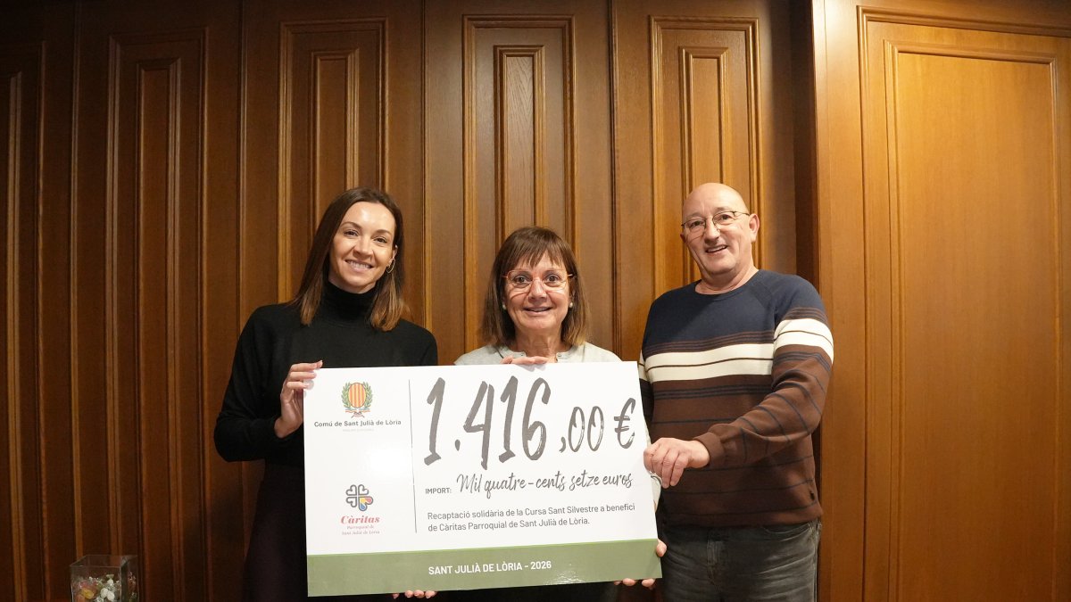 Sofia Cortesao entrega a Càritats el xec de la recaptació de la Sant Silvestre de Sant Julià