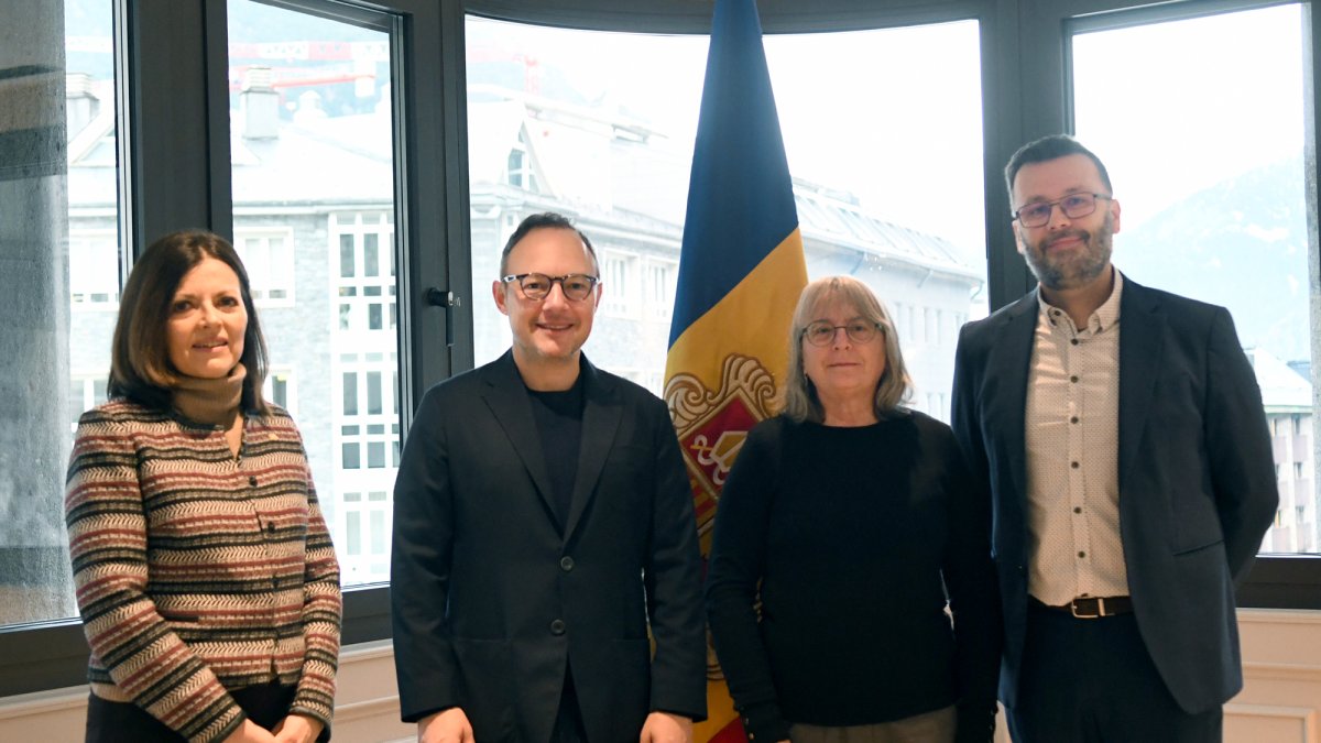 El cap de Govern, Xavier Espot, i la ministra d'Afers Exteriors, Imma Tor, amb l'alcalde de l'Ospitalet, Arnaud Diaz.